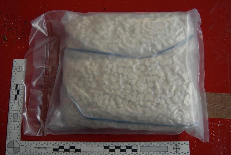 Im Juli und November 2010 hatten die Fahnder des Zollfahndungsamtes München in Rosenheim und Brannenburg 155 000 Mephedron-Tabletten sichergestellt. Die Bilder