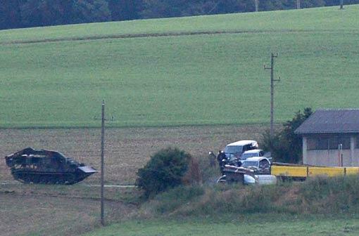 Ein Panzer steht vor dem Haus, in dem sich der Wilderer verschanzt hat.