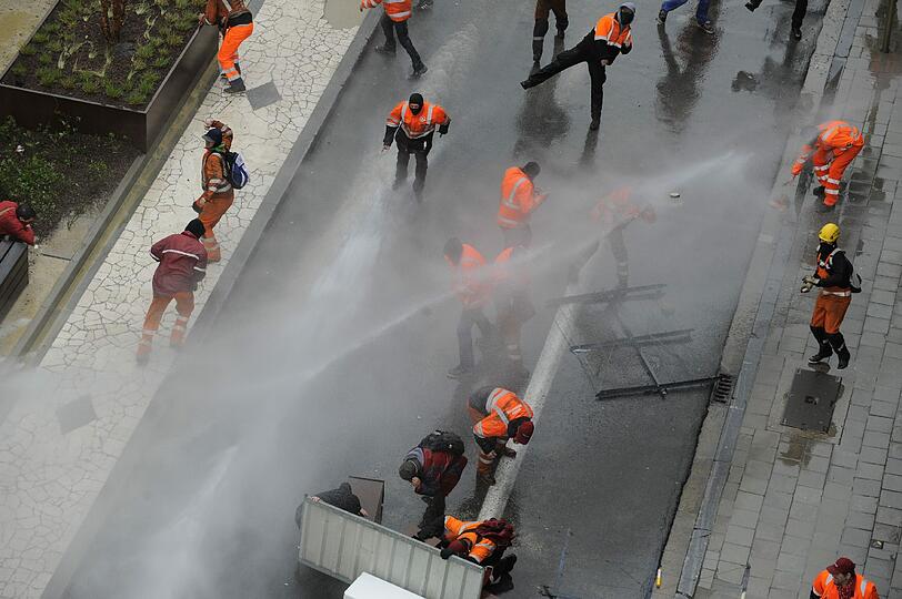 Demonstranten in Brüssel geraten in eine heftige Auseinandersetzung mit der Polizei bei einem Protest gegen die EU-Sparprogramme.