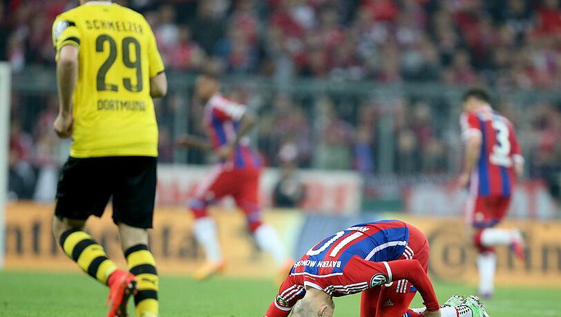 Das Comeback von Arjen Robben dauerte gerade einmal 16 Minuten, dann krümmte er sich schon wieder am Boden - und musste verletzt raus. Das Comeback von Arjen Robben dauerte gerade einmal 16 Minuten, dann krümmte er sich schon wieder am Boden - und musste verletzt raus.