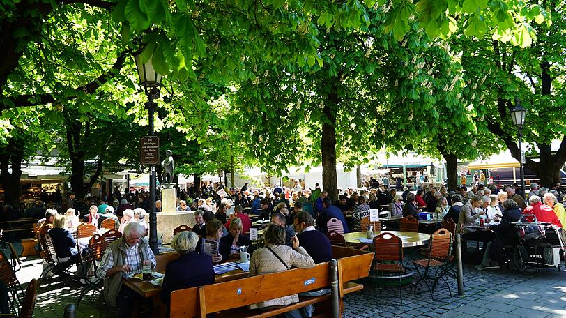 Der Biergarten am Viktualienmarkt war komplett voll.