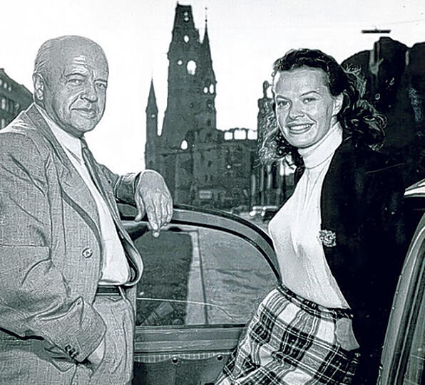 Sein Humor und seine Berliner Art prägten auch die Tochter: Fritz Hielscher mit Margot, 1954 in Berlin.