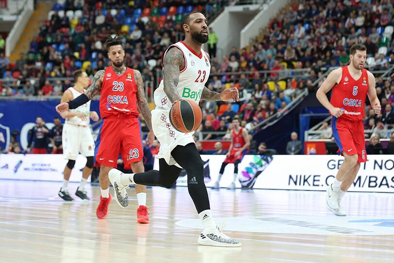 Lange Zeit können Derrick Williams (Mitte) und der FC Bayern in Moskau gut mithalten. Am Ende reicht es nicht.