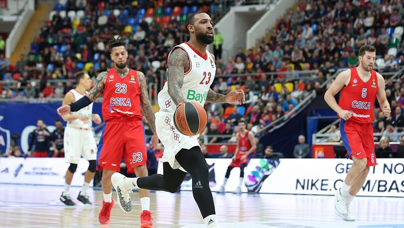 Lange Zeit können Derrick Williams (Mitte) und der FC Bayern in Moskau gut mithalten. Am Ende reicht es nicht. Lange Zeit können Derrick Williams (Mitte) und der FC Bayern in Moskau gut mithalten. Am Ende reicht es nicht.