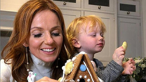 Geri Horner backt zusammen mit Söhnchen Montague