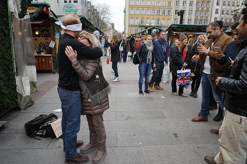 Der Tischler Tiemo bot am Marienplatz kostenlose Umarmungen an. Die Bilder.