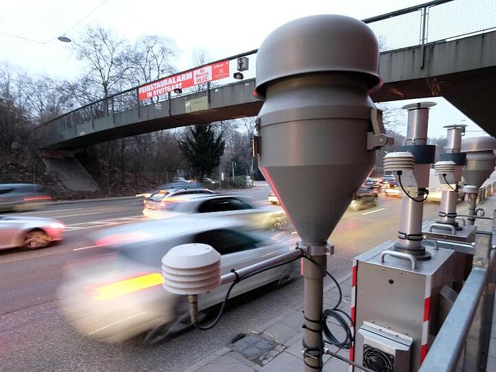 Autos fahren an der Luftmessstation am Neckartor vorbei.