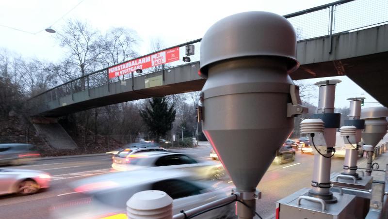 Autos fahren an der Luftmessstation am Neckartor vorbei. Autos fahren an der Luftmessstation am Neckartor vorbei.