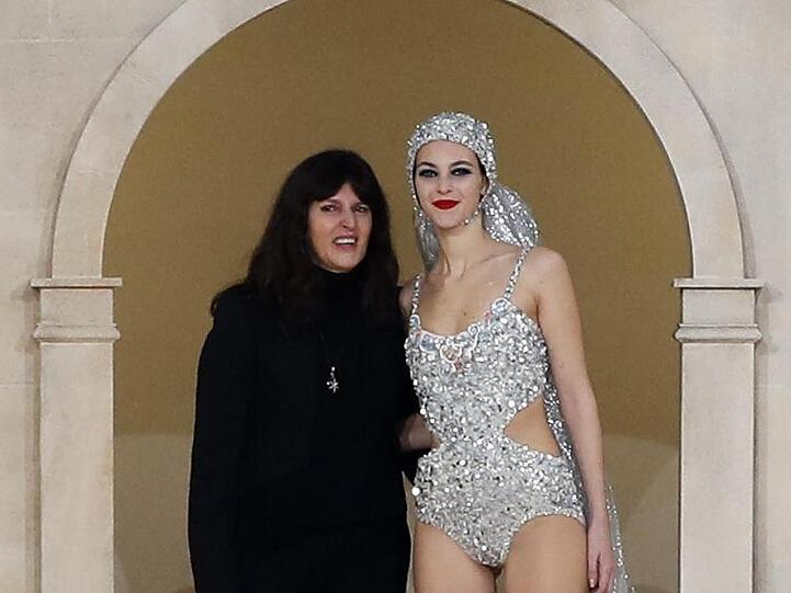 Die Modedesignerin Virginie Viard (l) und ein Model in Paris.