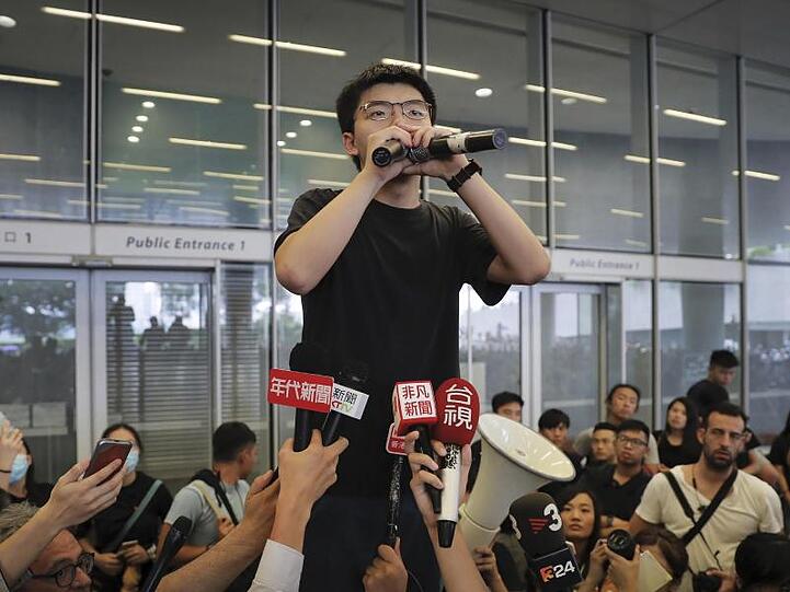 Joshua Wong spricht nach seiner Entlassung aus dem Gefängnis zu Demonstranten.