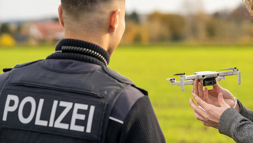 Mithilfe einer Drohne ortete die Polizei den Mann in einem Waldstück bei Vaterstetten. (Symbolbild)