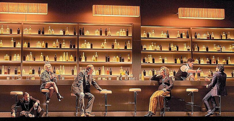 Manuel Günther (Basilio), Serafina Starke (Barbarina), Krzysztof Baczyk (Figaro), Kristina Hammarström (Marcellina), Andrew Morstein (Don Curzio) und Andrè Schuen (Graf) in der Gerichtsszene im dritten Akt von "Le nozze di Figaro" im Salzburger Haus für Mozart.  Foto: SF/Matthias Horn