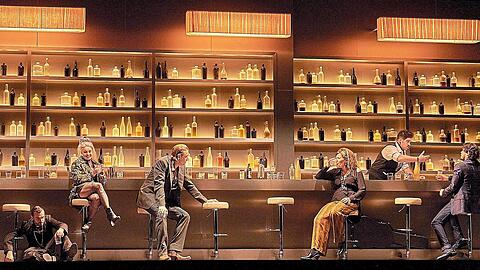 Manuel Günther (Basilio), Serafina Starke (Barbarina), Krzysztof Baczyk (Figaro), Kristina Hammarström (Marcellina), Andrew Morstein (Don Curzio) und Andrè Schuen (Graf) in der Gerichtsszene im dritten Akt von "Le nozze di Figaro" im Salzburger Haus für Mozart.  Foto: SF/Matthias Horn