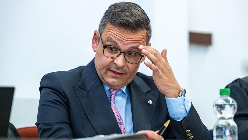 Der österreichische Politiker Gerald Grosz sitzt im Verhandlungssaal des Amtsgerichts.