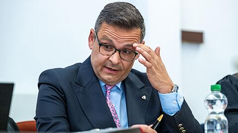 Der österreichische Politiker Gerald Grosz sitzt im Verhandlungssaal des Amtsgerichts.
