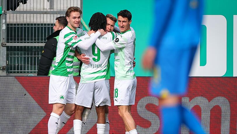 Die Fürther um Torschütze Noel Futkeu (2.v.l.) jubeln über den Treffer zum 1:0.