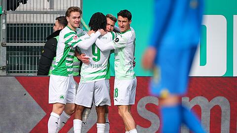 Die Fürther um Torschütze Noel Futkeu (2.v.l.) jubeln über den Treffer zum 1:0.