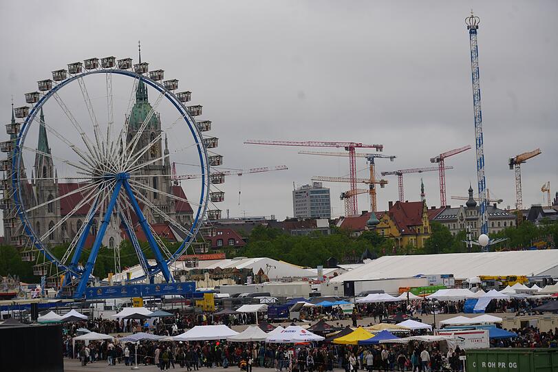 Auch wenn die Sicht über die Stadt getrübt ist, sitzen Fahrgäste im Riesenrad und schauen sich zumindest das Frühlingsfest von oben an.