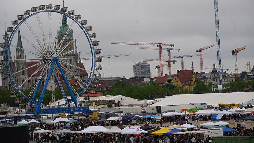 Ein 27-Jähriger aus München ist bei einem Besuch auf dem Frühlingsfest unter ungeklärten Umständen schwer verletzt worden. Die Kripo ermittelt.