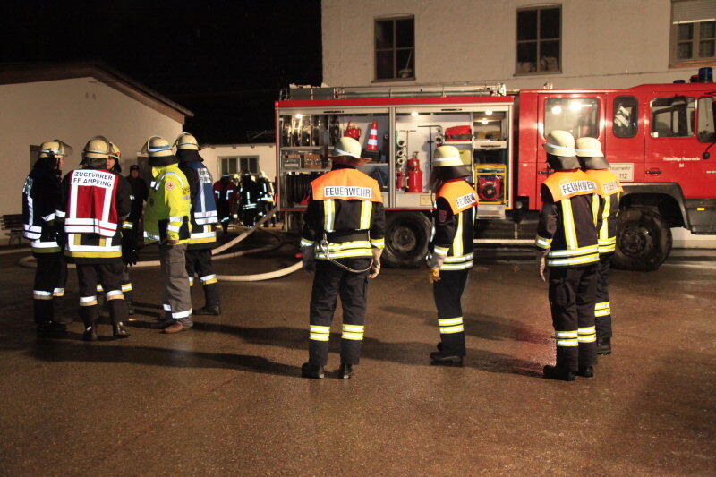 Im Landkreis Mühldorf ist in der Nacht von Mittwoch auf Donnerstag der Dachstuhl eines Ziegelwerks in Aubenham bei Obergkirchen ausgebrannt. Die Ermittlungen zur Brandursache laufen noch.