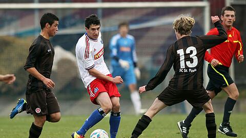 Uwe Seelers Enkel Levin Öztunali (Mitte) spielt nur noch bis zum Sommer beim HSV.