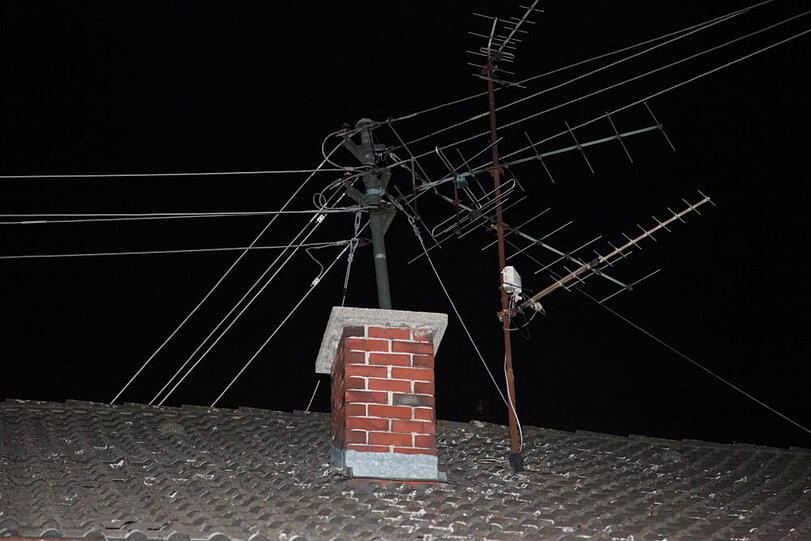 In Heldenstein krachte ein Maibaum auf ein Haus - und riss dabei eine Stromleitung ab.