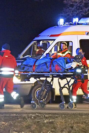 Ein 60-jähriger Fiat-Fahrer hatte einen Bus mit Flüchtlingen übersehen - die Beifahrerin starb, ein Kind wurde schwer verletzt.