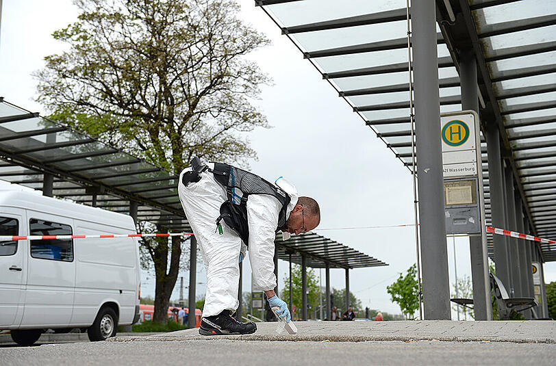 Ermittler des Landeskriminalamts untersuchen den Tatort am Grafinger Bahnhof.
