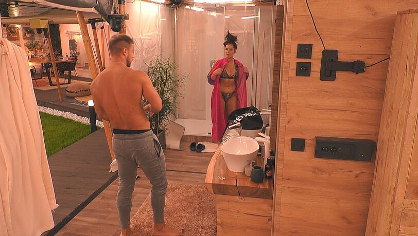 Bahnt sich da was an? Tobi und Janine im Badezimmer des Luxuscamps. Bahnt sich da was an? Tobi und Janine im Badezimmer des Luxuscamps.