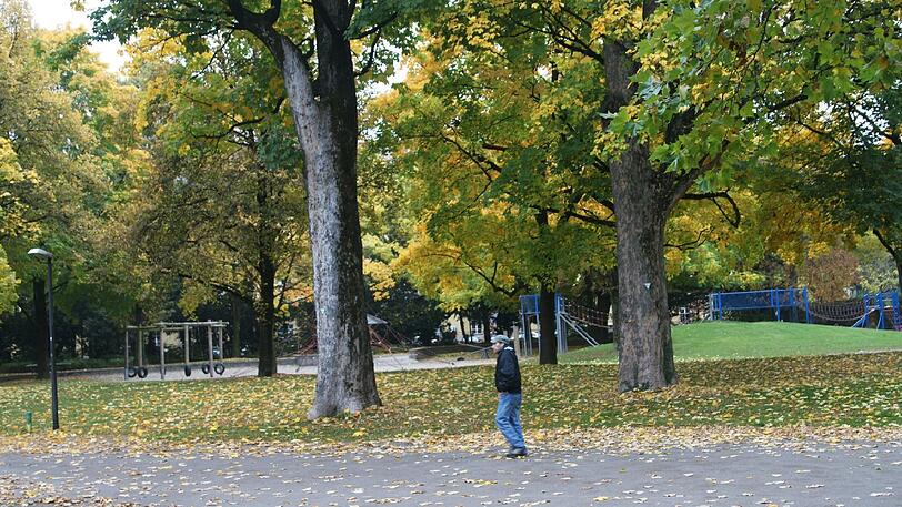 Mitten im Nußbaumpark ist ein 47-Jähriger betrunken mit einer Spielzeugwaffe herumgelaufen und hat die Leute erschreckt.