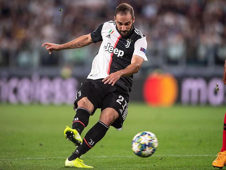 Gonzalo Higuain trifft zur 1:0 Führung gegen Bayer Leverkusen.