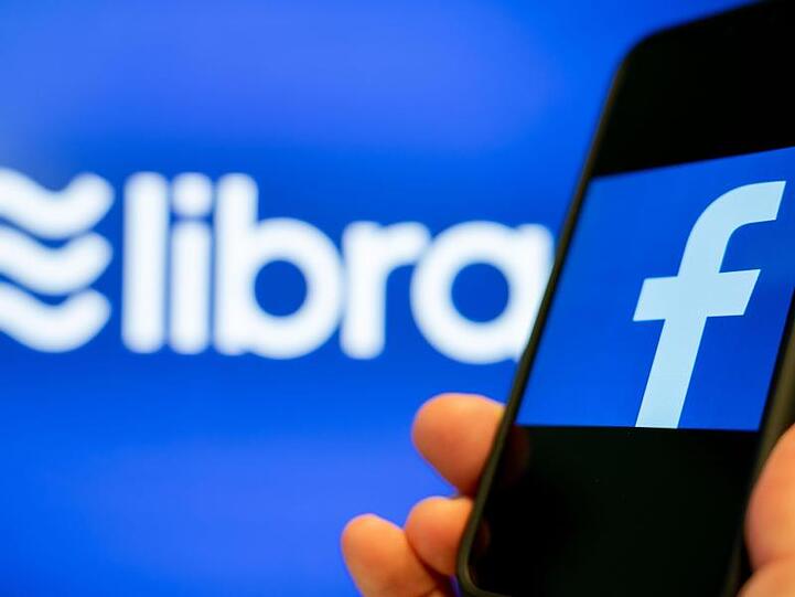 Die Logos des Internetkonzerns Facebook (r) und der von ihm vorgestellten globalen Digitalwährung Libra.