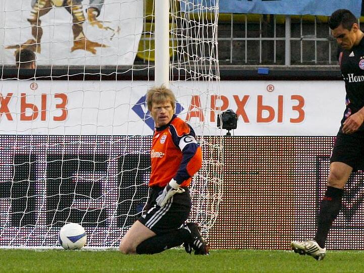Der Ball liegt nach dem 2:0 neben Torwart Oliver Kahn im Bayern-Tor.