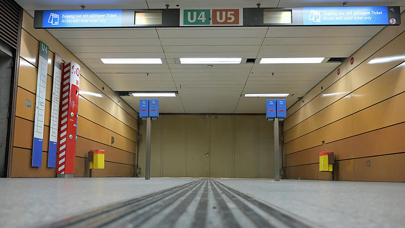 Ganzt&auml;gige Warnstreiks im &Ouml;PNV in M&uuml;nchen: Der Eingang zu den U-Bahn-Linien U4 und U5 am Stachus ist am Mittwoch verschlossen.