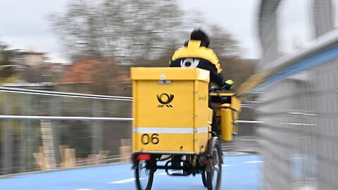 Ein Brieftr&auml;ger bei der Arbeit - in den allermeisten F&auml;llen l&auml;uft alles glatt, manchmal landet ein Brief aber im falschen Briefkasten.