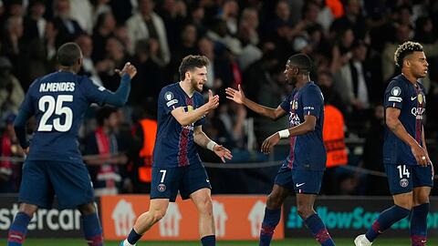 Sie muss die Bayern-Abwehr aufhalten: Chwitscha Kwarazchelia (l) und Ousmane Demb&eacute;l&eacute; trafen beim irren 5:4 in Paris jeweils zweimal. (Archivbild)