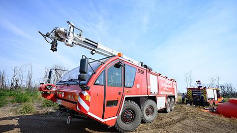 In der Gorischheide ist die Feuerwehr auch mit Sonderfahrzeugen vor Ort.