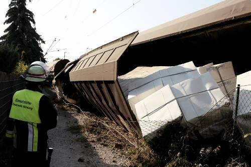 Die 14 entgleisten Waggons haben Schienen und Untergrund vollkommen zermahlen. Auf rund einem Kilometer Länge muss nun der Gleiskörper erneuert werden.