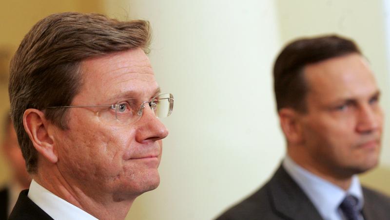 Westerwelle während seines Antrittsbesuch in Polen mit seinem Amtskollegen Sikorski. Westerwelle während seines Antrittsbesuch in Polen mit seinem Amtskollegen Sikorski.