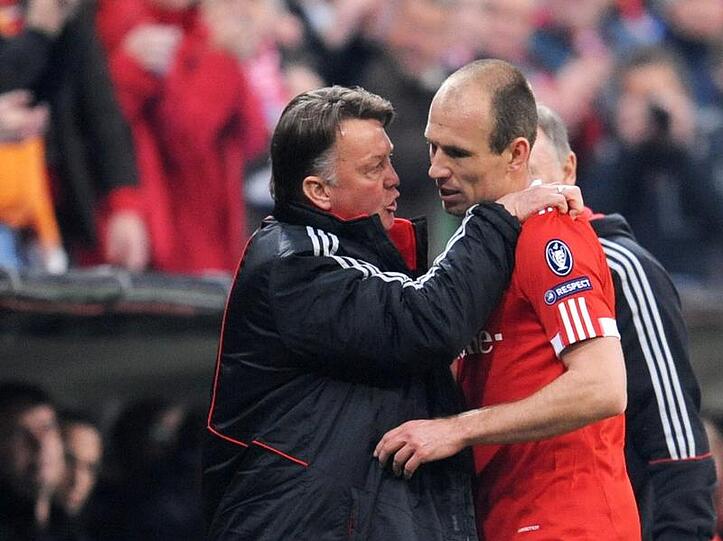 Im Clinch mit dem Coach: Als Louis van Gaal seinen holländischen Landsmann Arjen Robben auswechselt, zeigt der sich bockig.