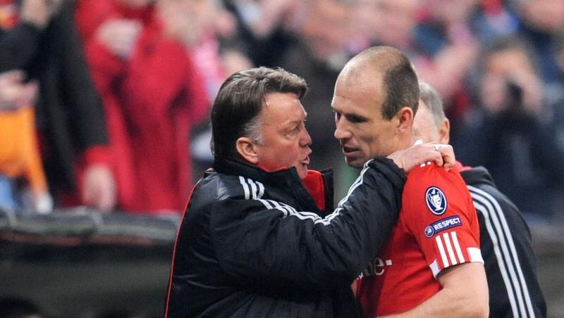 Im Clinch mit dem Coach: Als Louis van Gaal seinen holländischen Landsmann Arjen Robben auswechselt, zeigt der sich bockig. Im Clinch mit dem Coach: Als Louis van Gaal seinen holländischen Landsmann Arjen Robben auswechselt, zeigt der sich bockig.