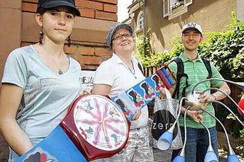 Glückliche Gesichter: Martin Janke (38) und Familie erstanden eine Riesen&ndash;Uhr und eine Lampe.