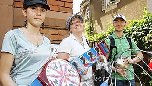 Glückliche Gesichter: Martin Janke (38) und Familie erstanden eine Riesen–Uhr und eine Lampe. Glückliche Gesichter: Martin Janke (38) und Familie erstanden eine Riesen–Uhr und eine Lampe.