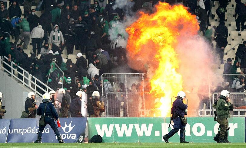 Schwere Aussreitungen in Athen: Im Duell zwischen Panathinaikos und Olympiakos geriet der Fußball zur Nebensache. Chaoten ließen es im Athener Stadion brennen, es gab viele Verletzte. Das Spiel wurde abgebrochen. Die Bilder