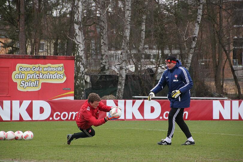 Währenddessen heizt Torwartrainer Adam Matysek die Keeper Raphael Schäfer und Stephan Alexander auf.