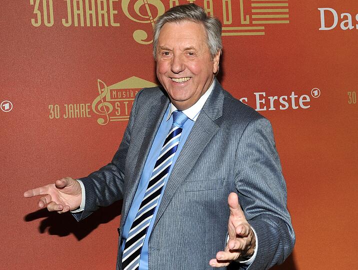 Der österreichische Entertainer Karl Moik stirbt im Alter von 76 Jahren in einer Klinik in Salzburg.