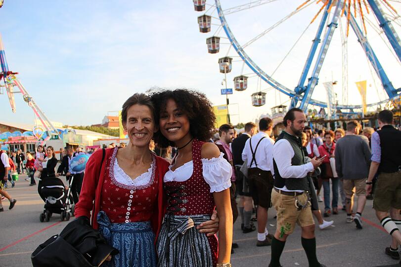 Claudia und Julia: &bdquo;Mehr als 20 Euro sind es nicht. Wir fahren eh keine Fahrgeschäfte, und im Zelt wird kein Bier gekauft. Da trinkt man einfach bei jemandem mit.&ldquo;