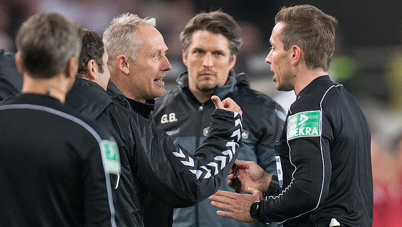 VfB Stuttgart - SC Freiburg (3:0): Sportclub-Trainer Christian Streich (links) diskutiert mit Schiedsrichter Tobias Stieler (rechts). VfB Stuttgart - SC Freiburg (3:0): Sportclub-Trainer Christian Streich (links) diskutiert mit Schiedsrichter Tobias Stieler (rechts).