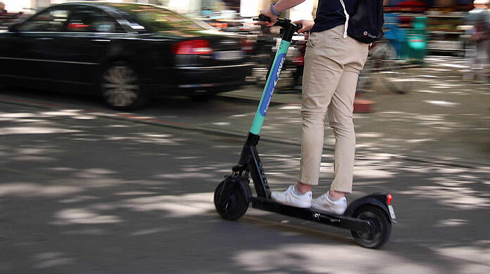 Ein Mann auf einem Tier-Scooter: Der deutsche Anbieter kooperiert mit der MVG. (Symbolbild)