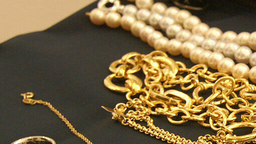 Bei dem vermeintlich wertvollen Goldschmuck handelte es sich um billigen Modeschmuck (Symbolbild). Bei dem vermeintlich wertvollen Goldschmuck handelte es sich um billigen Modeschmuck (Symbolbild).